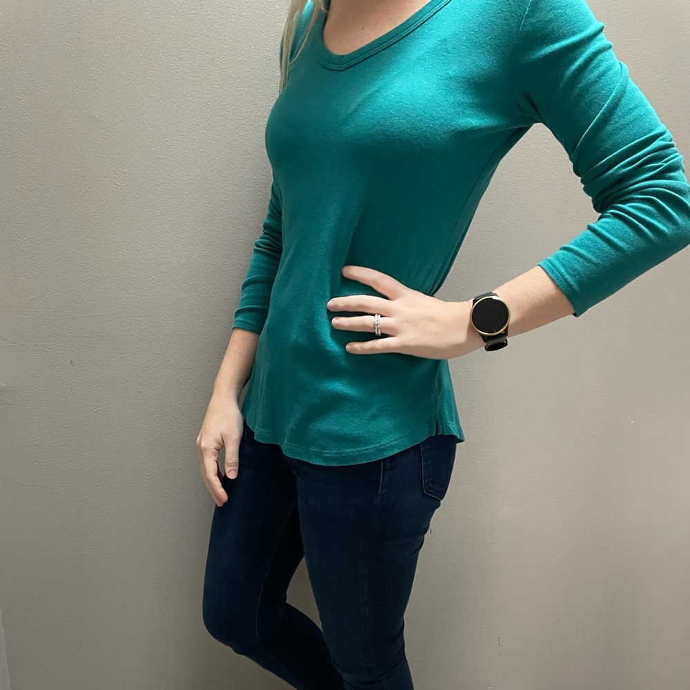 Long sleeve v-neck T-shirt